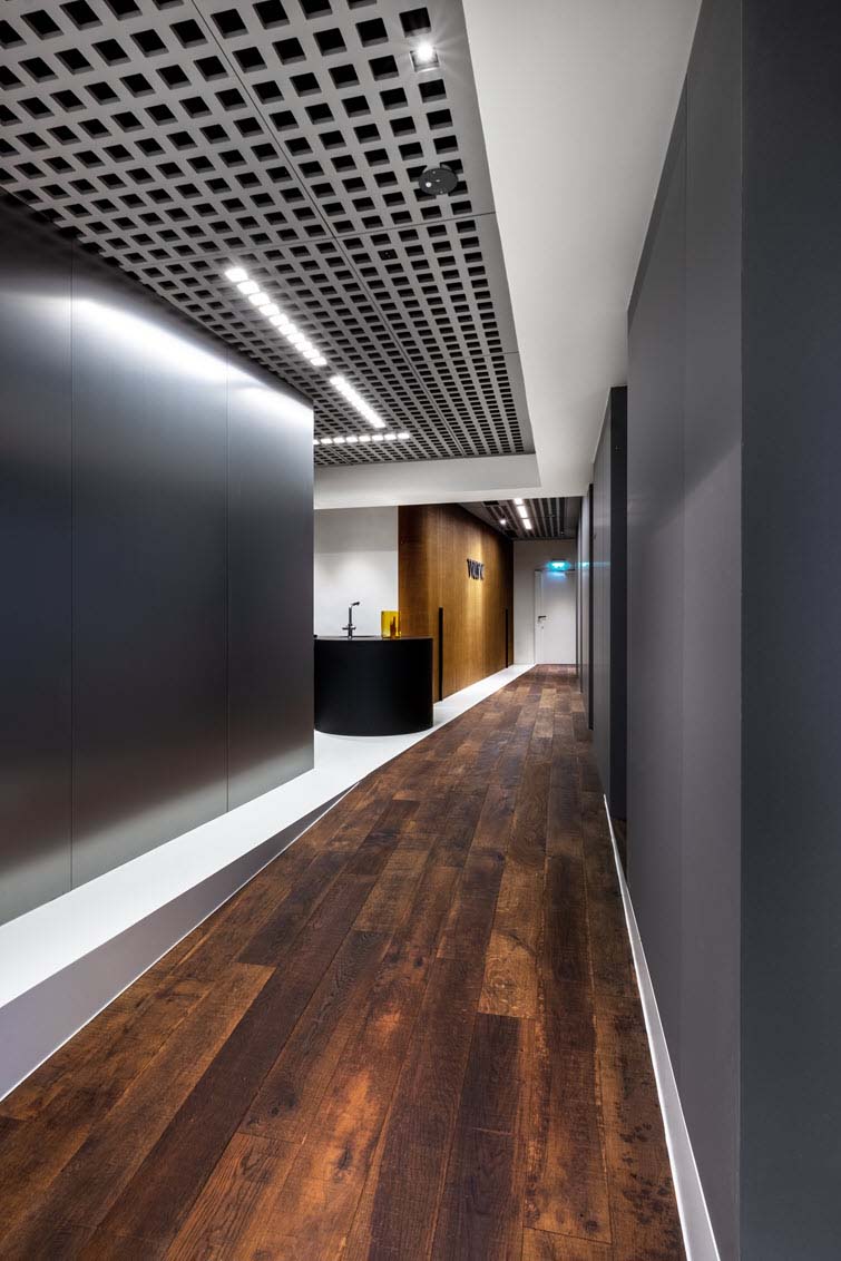 Long corridor with veneer floor, walls and ceiling in decorative Meteor grey MDF